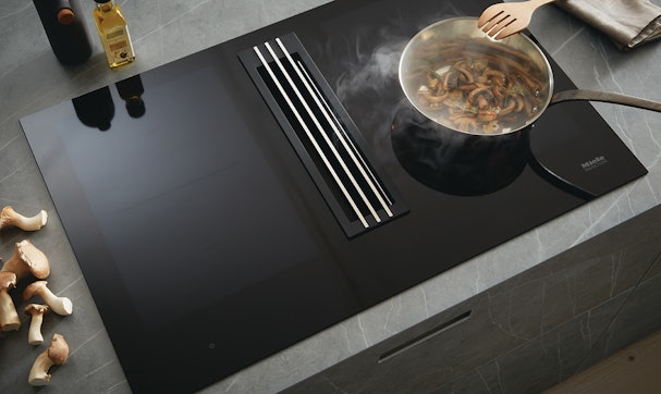 Een kookplaat met geïntegreerde afzuiging.