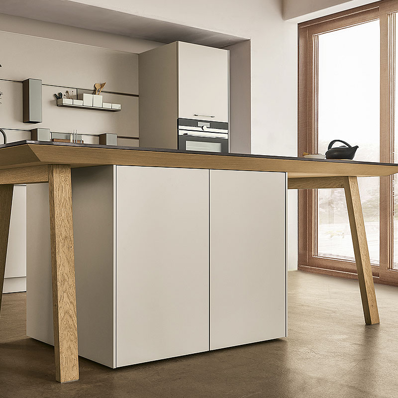 Kooktafel met schuine houten poten