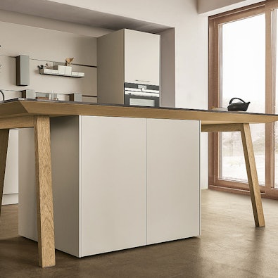 Kooktafel met schuine houten poten