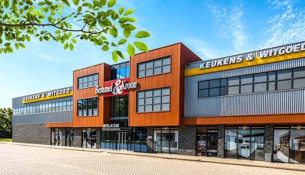 Vooraanzicht van Bemmel en Kroon keukens en witgoed showroom met grote etalage