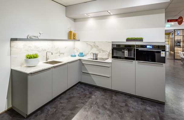 Een korte hoekkeuken met inbouwapparatuur.