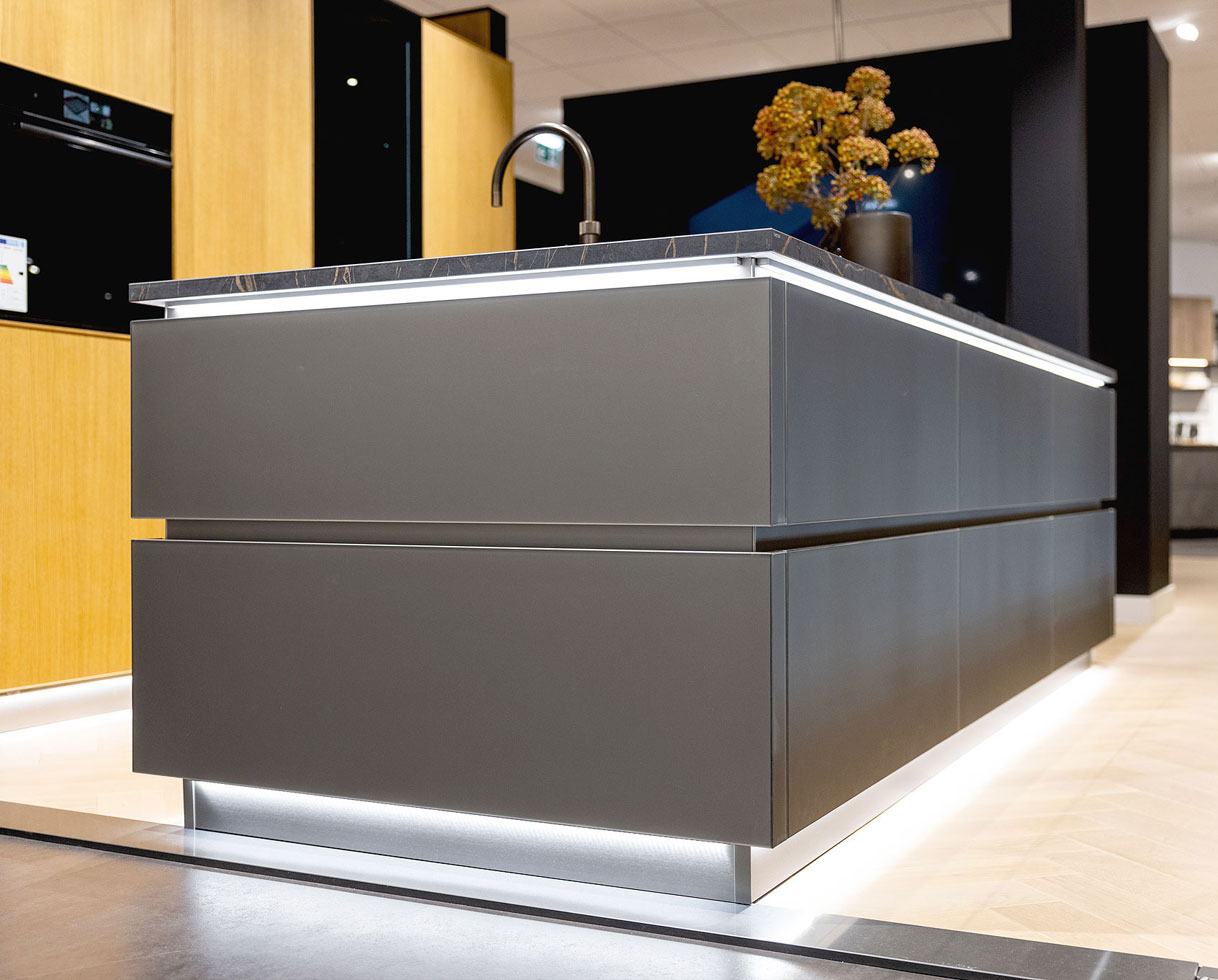 Modern kookeiland met greeploze kasten en strakke fronten als voorbeeld van keukenonderbouw