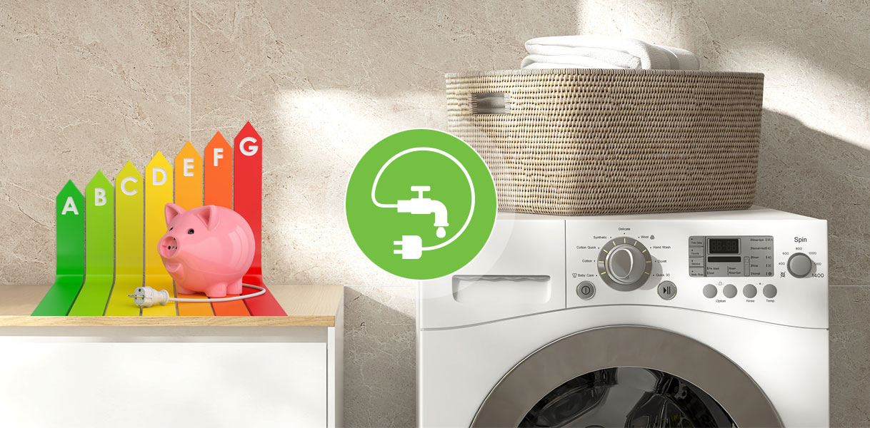 Wasmachine naast energielabel (A tot G) met spaarvarken en icoon voor water- en stroomverbruik