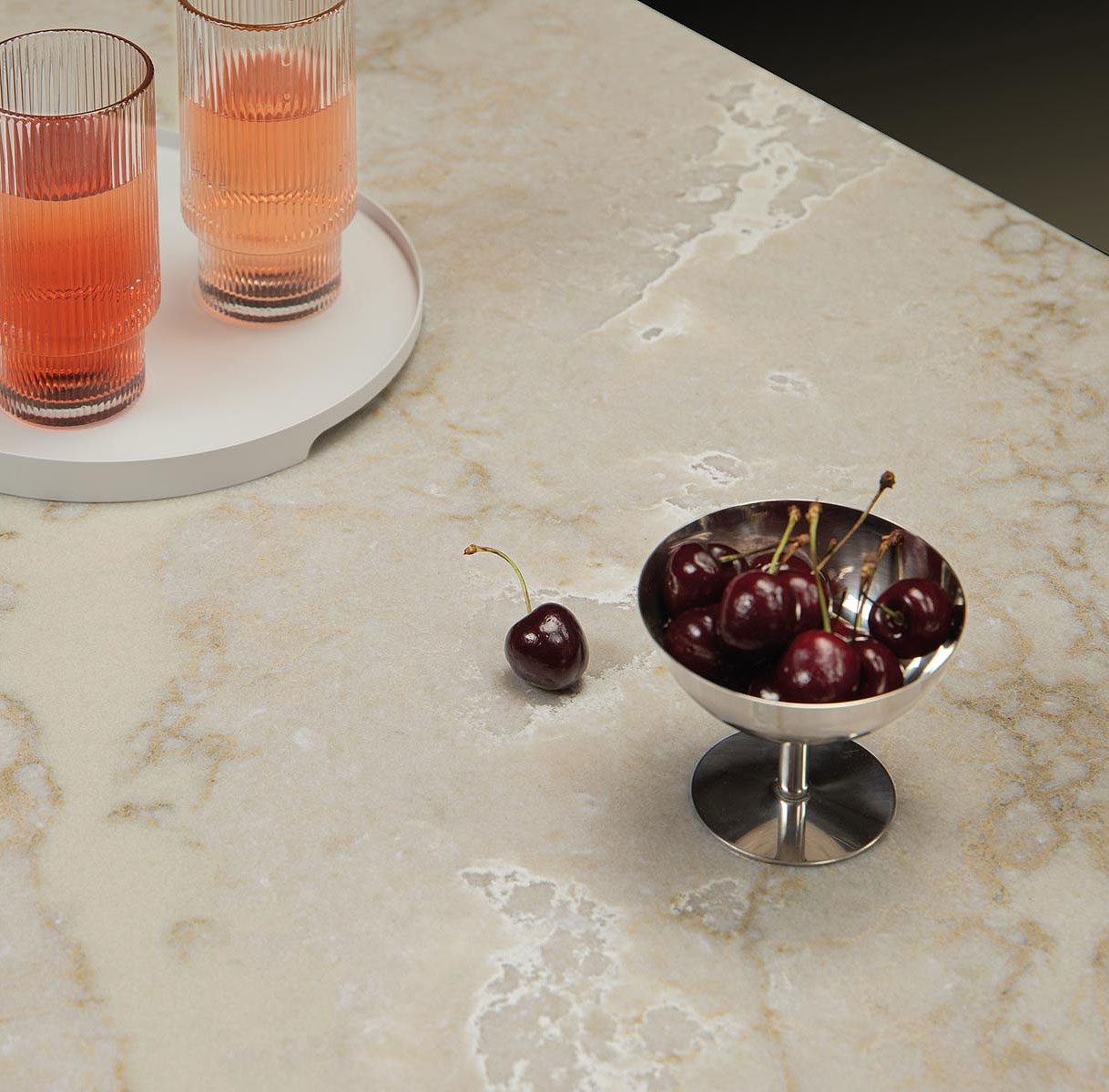 Detail van Evora Qstone licht marmerlook werkblad voor kookeiland met subtiele structuur en luxe uitstraling