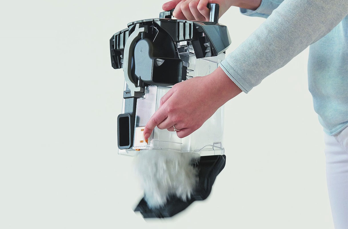 Hand leegt eenvoudig de stofcontainer van een Miele zakloze stofzuiger