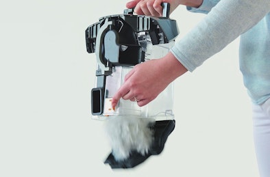 Hand leegt eenvoudig de stofcontainer van een Miele zakloze stofzuiger