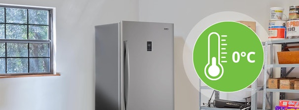 Koelkast in een onverwarmde schuur met symbool voor minimale omgevingstemperatuur van 0 graden Celsius