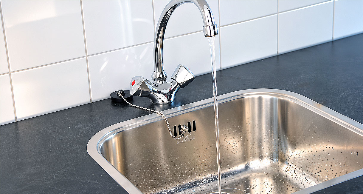 Keukenkraan staat open tot het laatste water eruit is en de druk eraf is