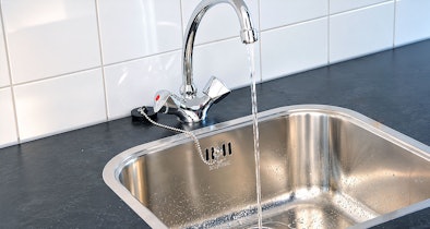 Keukenkraan staat open tot het laatste water eruit is en de druk eraf is