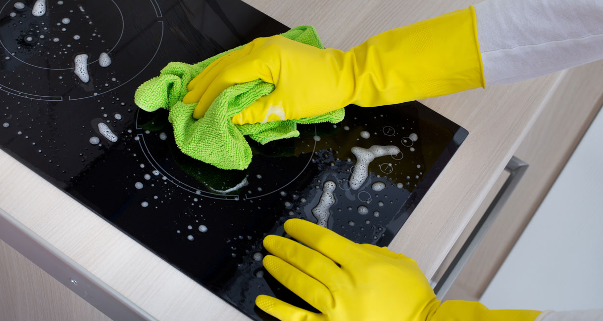 Kringen en waterringen verwijderen van een inductie kookplaat met microvezeldoek