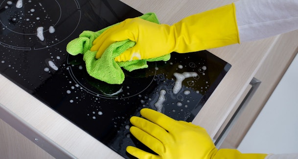 Kringen en waterringen verwijderen van een inductie kookplaat met microvezeldoek