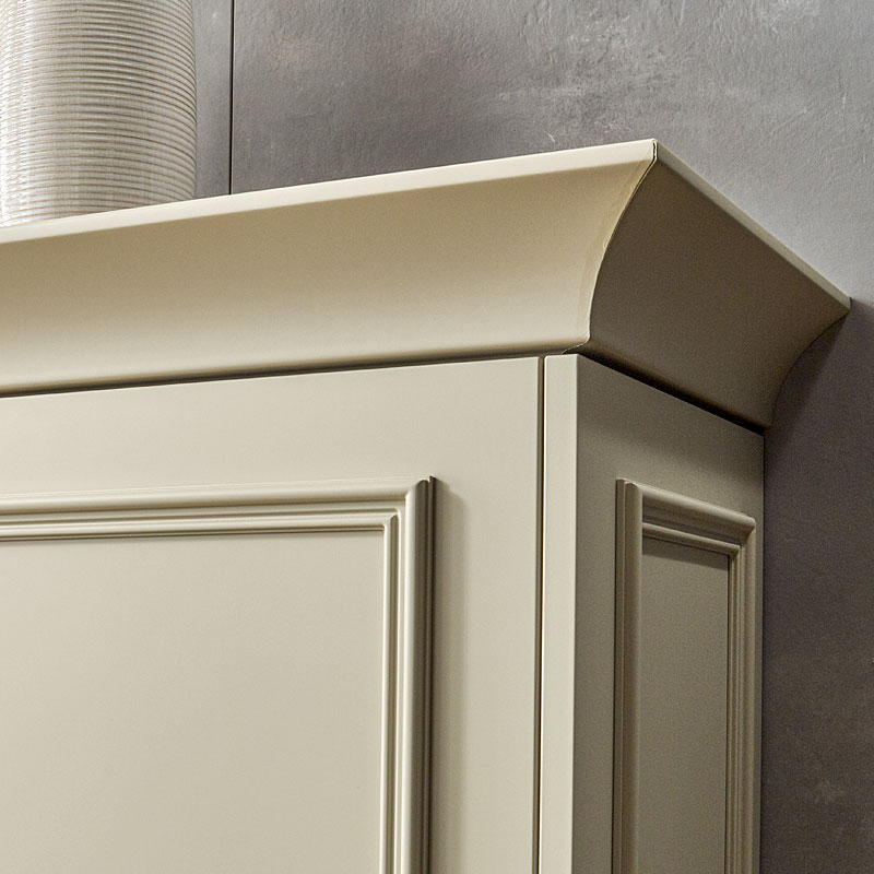 Klassieke kroonlijst op hoge kast.