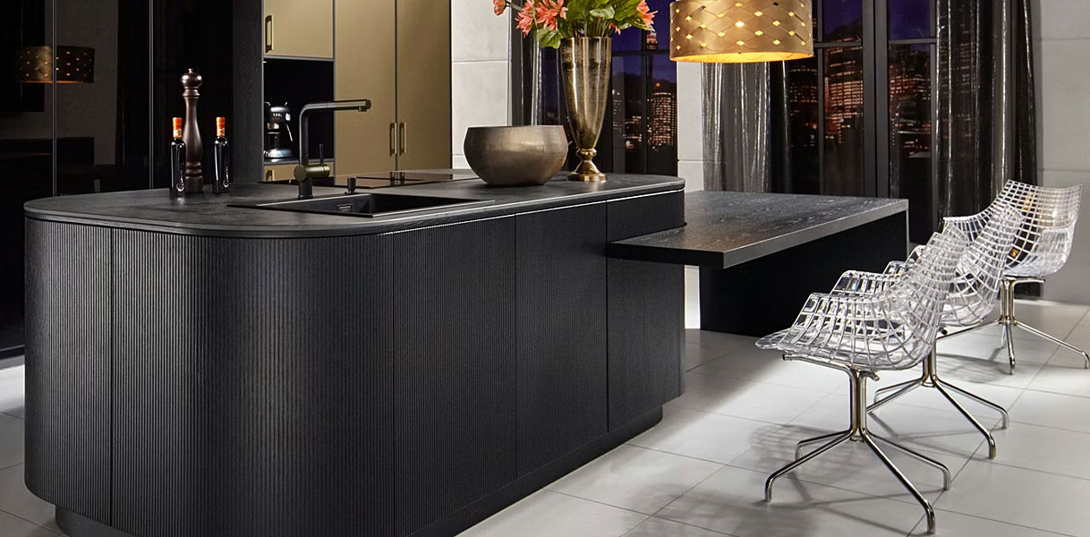Kookeiland met bar en design barkrukken met rugleuning, comfortabele zitplaatsen aan het eiland