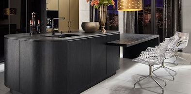 Kookeiland met bar en design barkrukken met rugleuning, comfortabele zitplaatsen aan het eiland