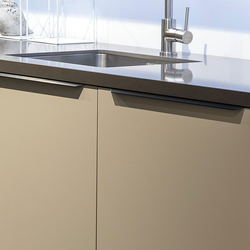 Kunststof fronten in terragrijs