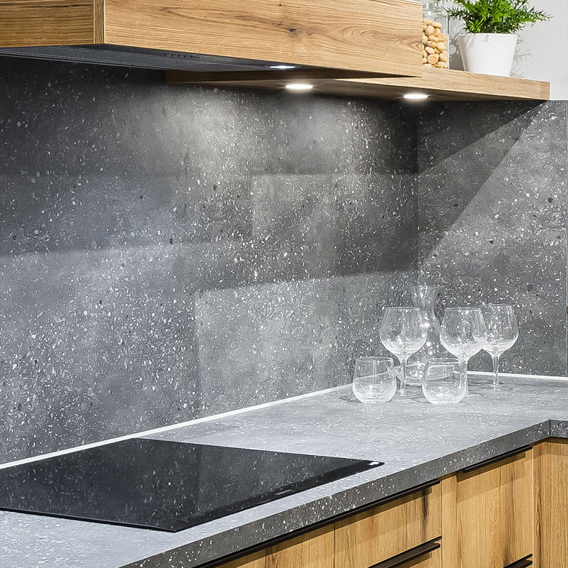 Kunststof werkblad achterwand in natuursteen look