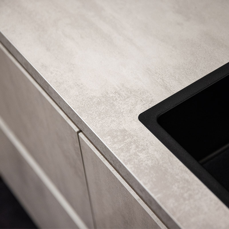 Kunststof werkblad en fronten in beton-look