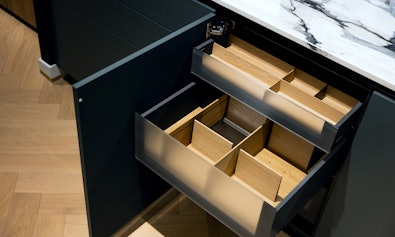 Uitstekende kwaliteit en afwerking van keukenkasten.