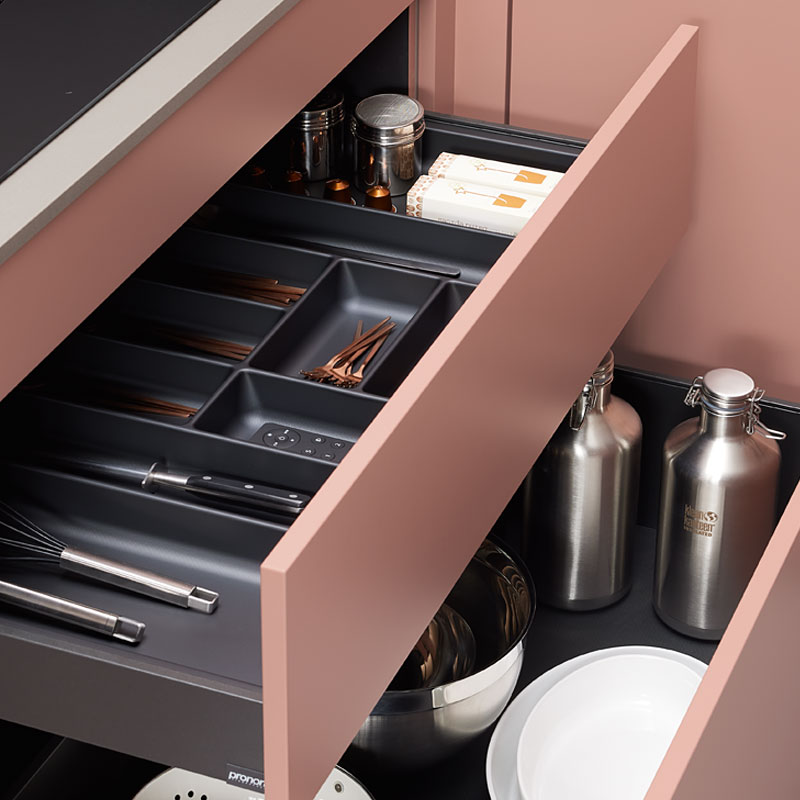 Lade-indeling in donkere tint met keukengerei