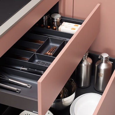 Lade-indeling in donkere tint met keukengerei