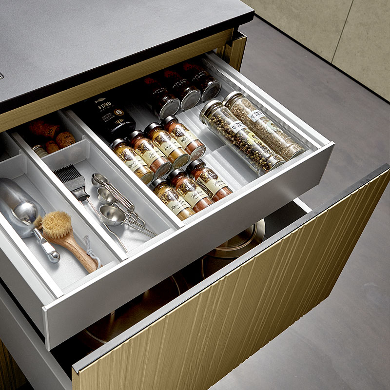 Georganiseerde keukenlade met kruidenvak.