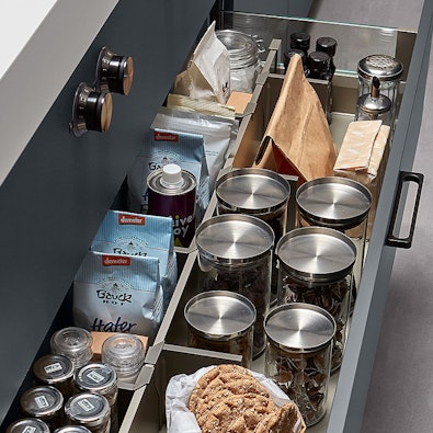 Voorraadlade met verdelers en potten in carbongrijs front.