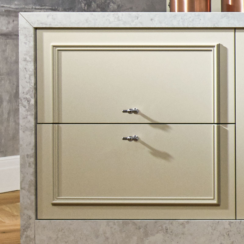 Ladefront met marmerkader en beige profiel.