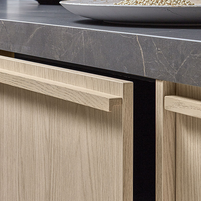 Houten greeplijst met donker werkblad.