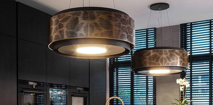 Design afzuigkap met geïntegreerde afzuiglamp en sfeervolle verlichting boven een kookeiland