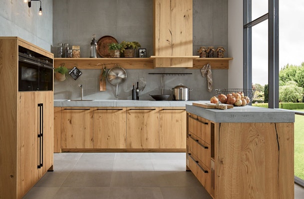 Een landelijke keuken van massief hout.