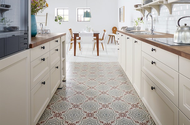 Landelijke keuken in zandtaupe kleur.