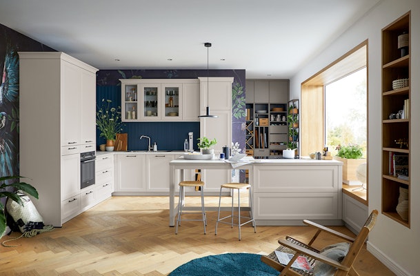 Landelijke keukenopstelling in de kleur wit.