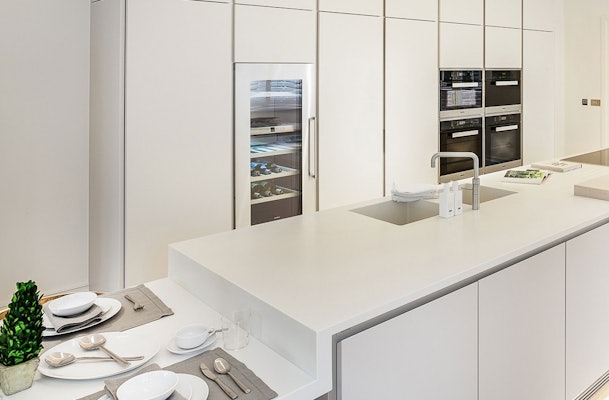 Uit één stuk opgebouwd lang keukenblad.