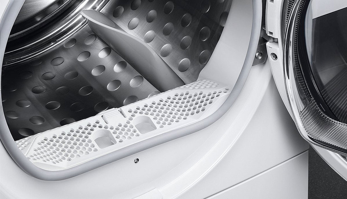 Detail van AEG ProTex droger trommel met extra perforaties en deuropening