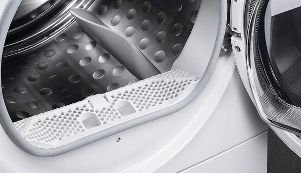Detail van AEG ProTex droger trommel met extra perforaties en deuropening