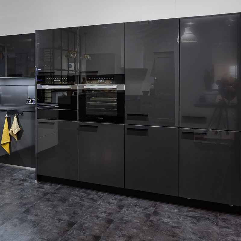 Lavazwarte kastenwand