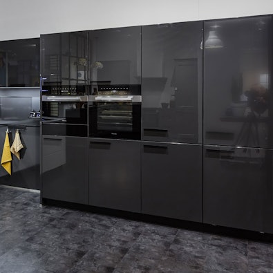 Lavazwarte kastenwand