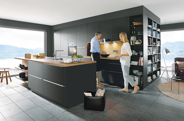 Lavazwarte keuken met houten blad.