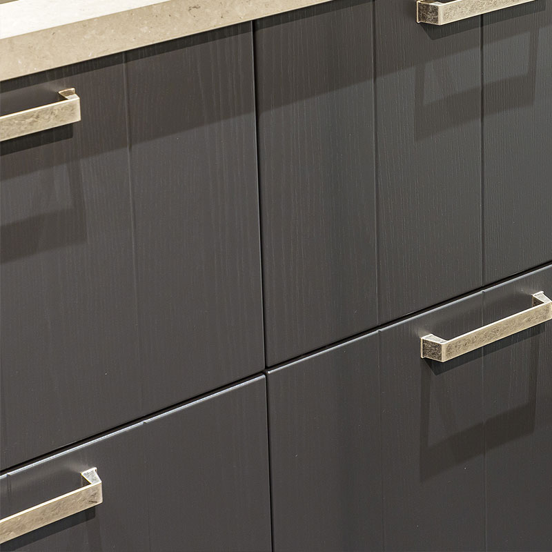 Lavazwarte lamel fronten met een zichtbare houtnerf