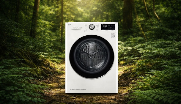 LG warmtepompdroger met Auto Cleaning Condensor tegen een groene bosachtergrond, symbool voor energiezuinig drogen