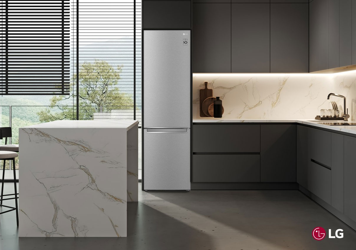 LG koelvriescombinatie in een moderne donkere keuken met marmeren blad