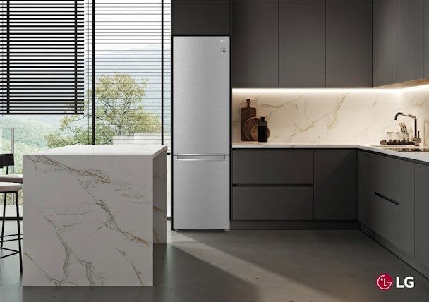 LG koelvriescombinatie in een moderne donkere keuken met marmeren blad