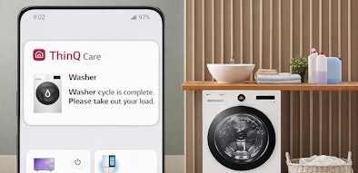 LG ThinQ Care app met melding dat de wasbeurt klaar is naast een LG wasmachine in wasruimte