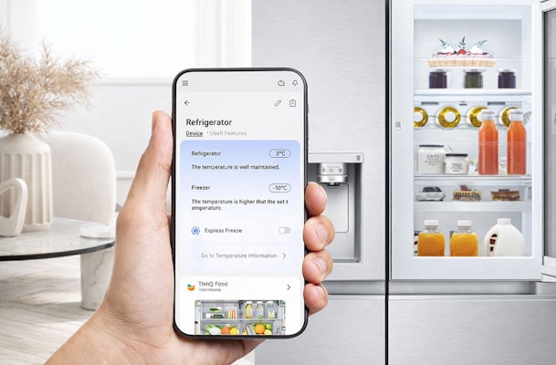 LG ThinQ app op smartphone toont temperatuur, Express Freeze en deurstatus van een LG koelkast