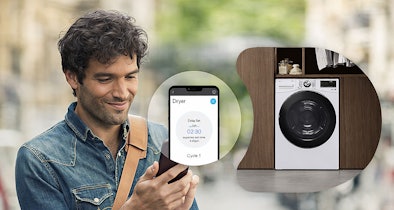 Man bedient LG warmtepompdroger op afstand via de LG ThinQ app op zijn smartphone