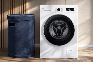 voorlader wasmachine met grote trommelopening naast een wasmand