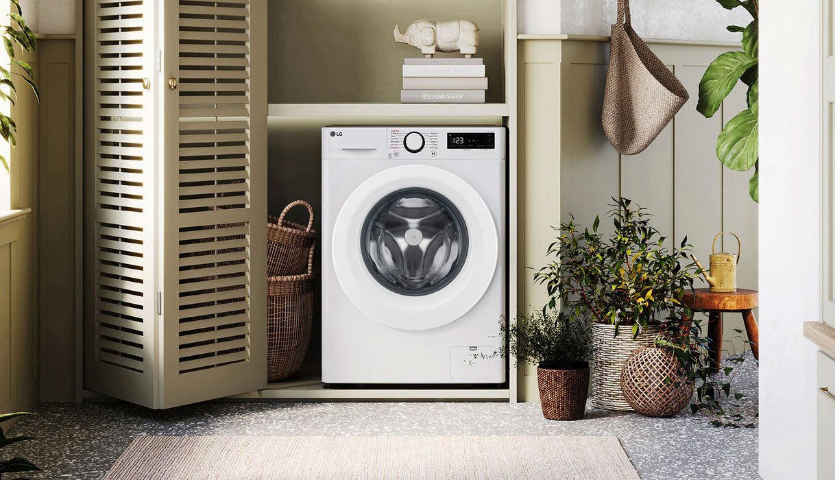 LG wasmachine met 11 kg vulgewicht in moderne wasruimte met houten accenten en planten
