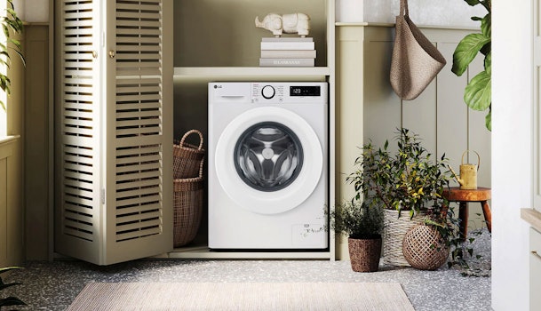 LG wasmachine met 11 kg vulgewicht in moderne wasruimte met houten accenten en planten