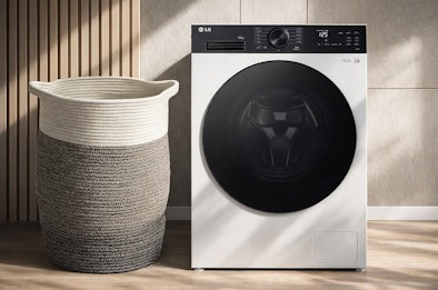 LG wasmachine 11 kg vulgewicht met groot display naast een gevlochten wasmand