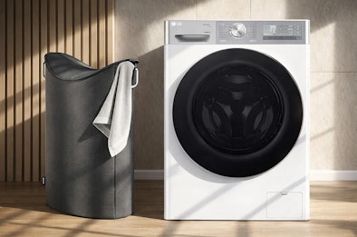 LG wasmachine 13 kg vulgewicht met ThinQ bediening naast een donkere wasmand met handdoek